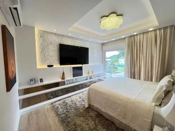 Imagem Casa de alto padrão em condomínio fechado com 5 suítes e 4 vagas de garagem em Itajaí