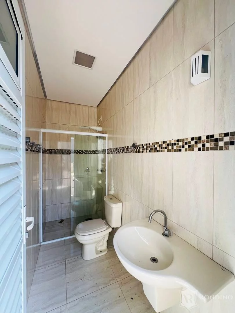 Imagem Sobrado com 5 suítes, varanda gourmet e piscina.