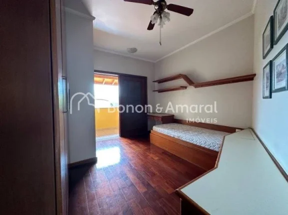 Imagem Linda casa em condomínio fechado. No piso superior há um hall, 3 quartos com varanda, sendo uma su...