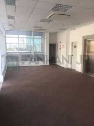 Imagem Venha se encantar com este imóvel de alto padrão, perfeito para sua empresa! Com uma fachada revestida em vidro sobre estrutura metálica, este prédio