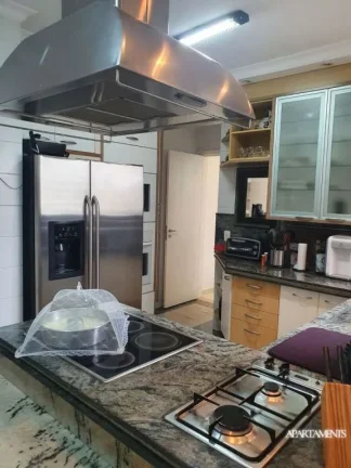 Imagem 225m2, com 4 suites, 4 vagas de garagem , quadra de tênis, quadra de squash