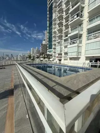 Imagem Apartamento mobiliado com 2 dormitórios e 1 vaga de garagem na Av. Atlântica em Balneário Camboriú