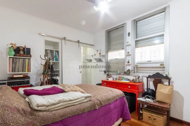 Imagem Apartamento com piso de tábuas largas, reformado e bem iluminado, janelas grandes, dormitórios com...