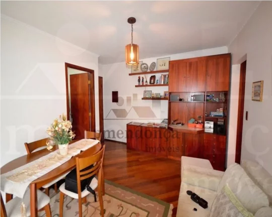 Imagem Apartamento muito bom, com armários no dormitório e cozinha, ar condicionado, sacada. Edifício co...