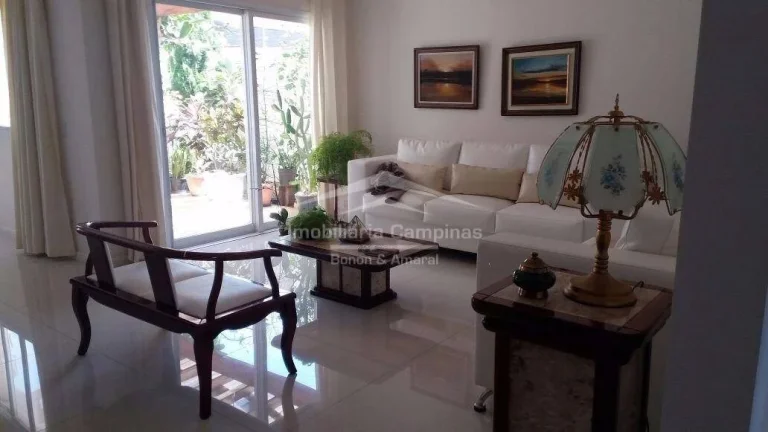 Imagem Casa espaçosa com 4 quartos, 1 suíte, 4 banheiros e diversas comodidades

Esta casa ampla oferece ...
