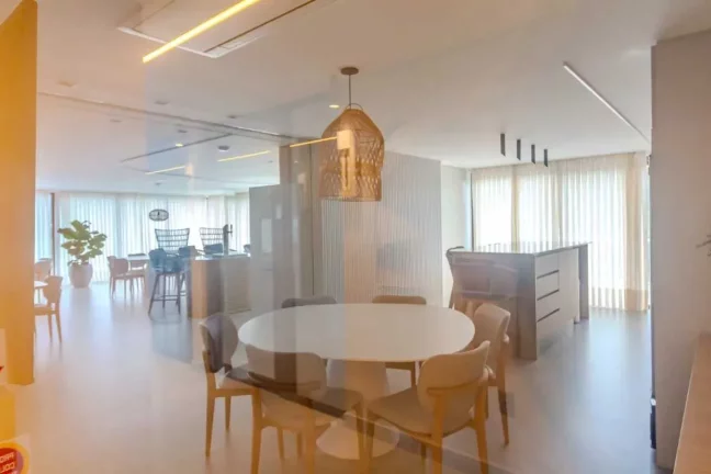Imagem Apartamento com 3 dormitórios sendo 1 suíte e 2 vagas de garagem na praia Brava em Itajaí/SC