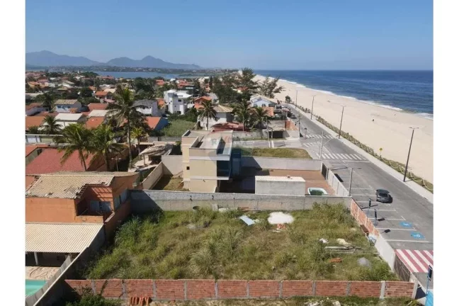 Imagem Terreno plano e murado de frente para o mar na barra de Maricá.