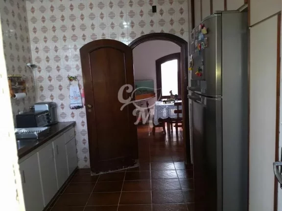 Imagem Casa avarandada com cômodos amplos