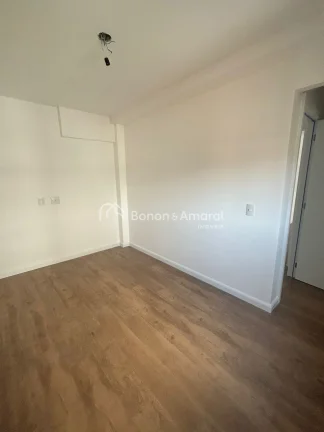 Imagem Espetacular, este apartamento de 96 m² oferece uma sala de estar e jantar integradas, com amplas ja...
