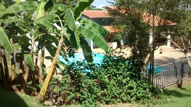 Imagem Esta encantadora chácara oferece três suítes espaçosas, todas com banheiro privativo. A cozinha ...