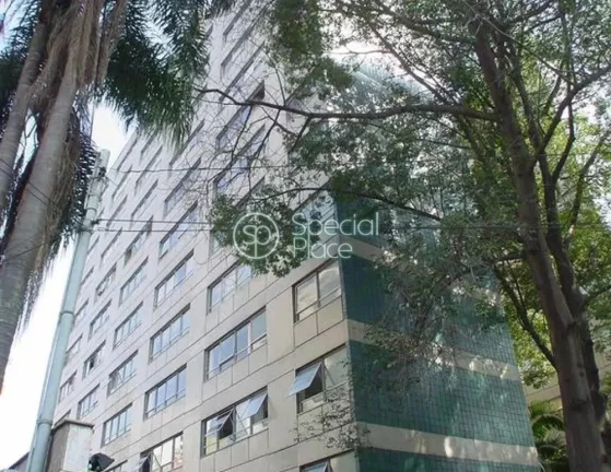 Imagem Moema Pásssaros, fora de rota. Prédio antigo com ótima planta, janelões com bastante claridade. ...