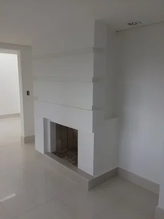 Imagem Excelente Duplex, com 4 dormitórios, sendo 2 suítes, 5 banheiros, 3 vagas de garagem, 3 salas, closet, piscina coberta