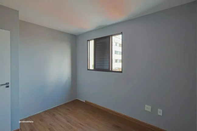 Imagem Imóvel aconchegante à venda com 4 quartos, sendo 1 suíte, e 2 banheiros no total. O condomínio f...
