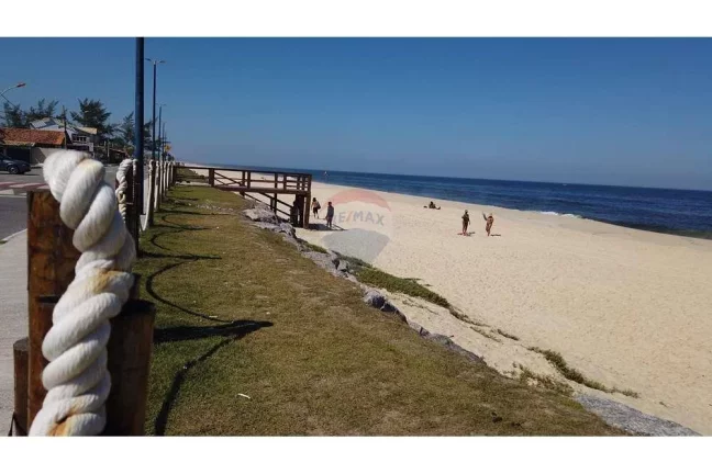 Imagem Terreno plano e murado de frente para o mar na barra de Maricá.