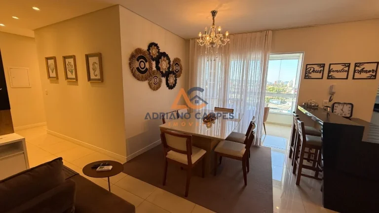 Imagem Seu 3 Quartos MOBILIADO, sendo 01 suíte no Centro de Navegantes perto da Praia e de tudo. Adriano Carpes Imóveis vende.