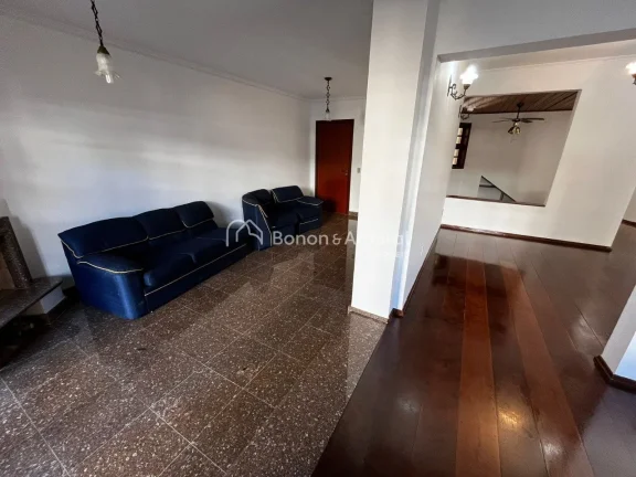Imagem Casa de 600 m², com 3 entradas separadas (principal, sala da lareira e serviço). Com 5 suítes, se...