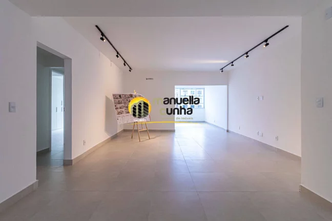 Imagem Excelente Apartamento Copacabana - Quadra da Praia / Varanda vista mar!