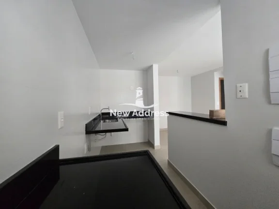 Imagem 2 quartos com suíte em prédio novo e acabamento moderno. Localização excelente, próximo à praia e comércio.