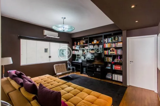 Imagem Excelente apartamento com 208m² no Jardim América. Amplo e ensolarado living com varanda, 03 dormi...