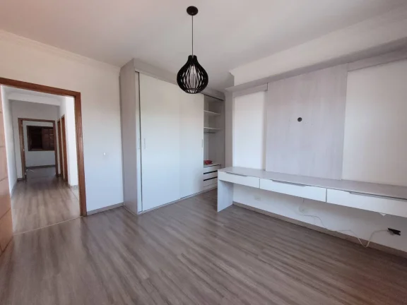 Imagem Sobrado Alto Padrao com 235m² 3 Dormitotorios com 5 Vagas de Gargens