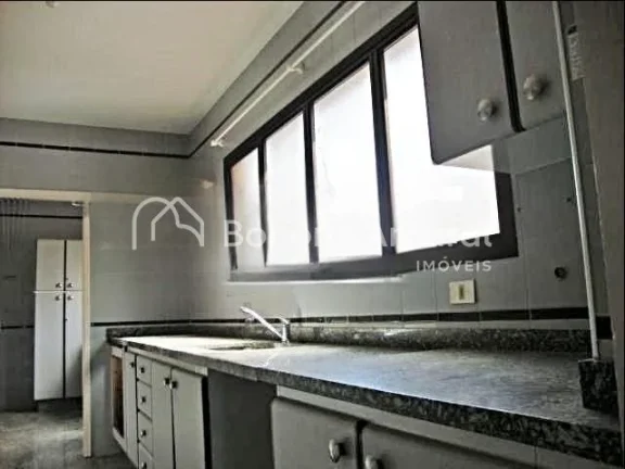 Imagem Viva com conforto e elegância neste amplo apartamento de 289m², ocupando andar inteiro, em uma das...