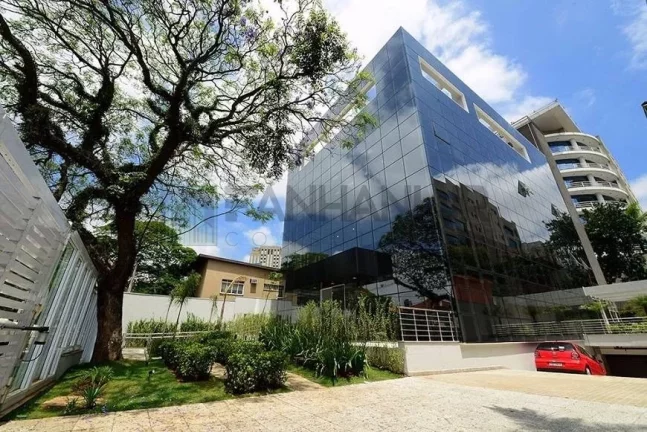 Imagem Venha se encantar com este imóvel de alto padrão, perfeito para sua empresa! Com uma fachada revestida em vidro sobre estrutura metálica, este prédio