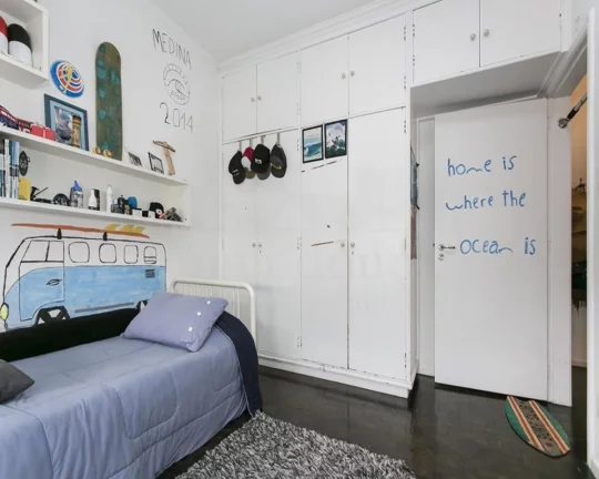 Imagem Apartamento amplo, living para 02 ambientes, piso de tacos, 03 dormitórios com armários, 02 banhei...