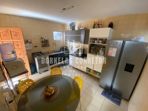 Imagem Casa Espaçosa com 6 Quartos e 2 Suítes à Venda por R$ 600 Mil