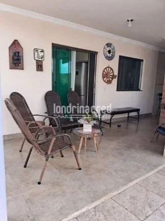 Imagem Casa à venda em Apucarana com 3 quartos, suíte, sala comercial na frente, terreno de 385 m² e aceita troca por casa em Guaratuba ou Matinhos