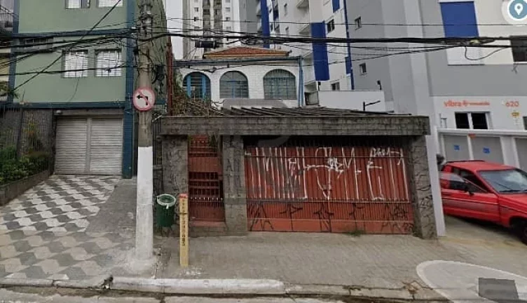 Imagem Oportunidade Imperdível: Casa Antiga em Localização Estratégica com Potencial Comercial!