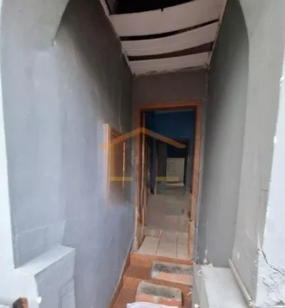 Imagem Terreno com casa antiga à venda, ideal para reforma ou demolição. O imóvel conta com 1 dormitór...
