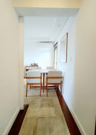 Imagem Apartamento com 70m², totalmente reformado com projeto assinado por arquiteta, oferecendo ambientes...
