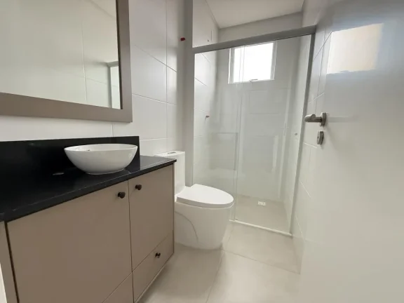 Imagem Apartamento 03 quartos, sendo 01 suíte novo e pronto para morar, na Praia de Gravatáa em Navegantes SC. Adriano Carpes Imóveis Vende