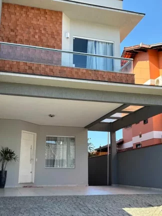 Imagem Sobrado com 3 dormitórios sendo 1 suíte e 2 vagas - Iririú | Joinville/SC