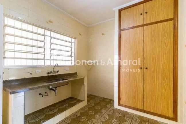 Imagem Excelente casa de esquina com 440 m². Possui 4 quartos, sendo 2 suítes, além de salas de estar e ...