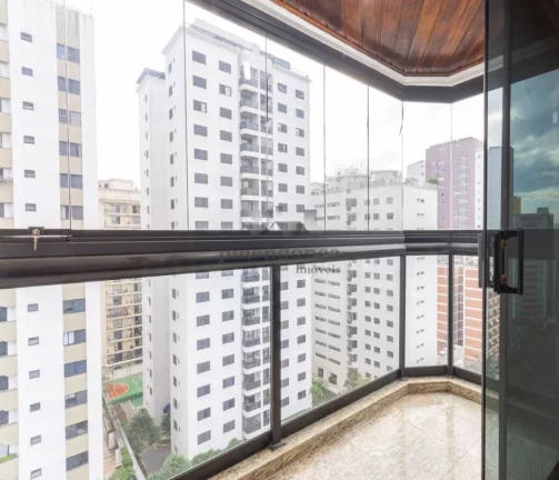 Imagem Belo apartamento com armários embutidos, arejado e iluminado. Amplo living para 02 ambientes, terra...
