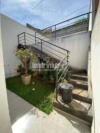 Imagem Ótima casa na Zona Oeste com 3 dormitórios, suíte, 2 vagas de garagem, 77m² construídos e terreno de 184m² em localização em crescimento.