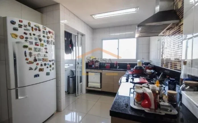Imagem Apartamento amplo, 3 dormitórios, sendo 3 suítes, totalizando 4 banheiros, equipado com armários ...