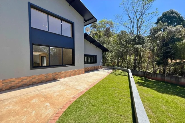 Imagem Refúgio Contemporâneo na Vila Siomara: Design, Terreno Plano e o Silêncio das Araucárias
