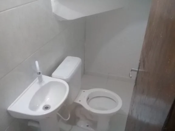 Imagem Sobrado em Condomínio para Locação em Praia Grande-SP, no Balneário Esmeralda: 2 quartos, 1 banheiro, 1 vaga, 60m².