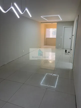 Imagem Apartamento à venda em Copacabana-RJ: 3 quartos, 1 suíte, 1 sala, 3 banheiros, 120m² de área. Venha conferir!