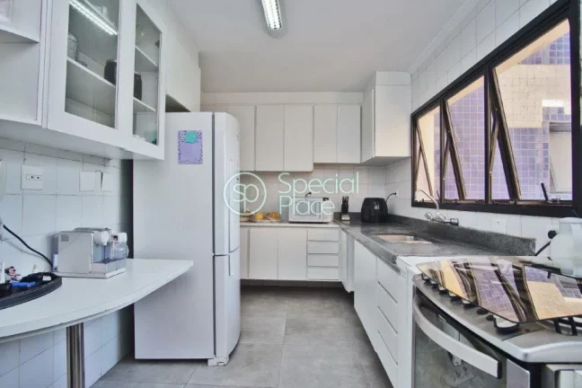 Imagem Ótimo apartamento à venda no Morumbi - Área: 138,14m² - Living com varanda na copa das árvores ...