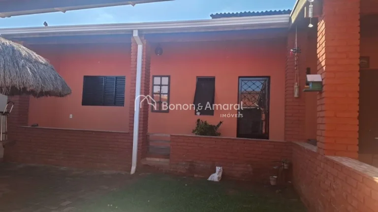 Imagem Com 266m² de área construída, este imóvel conta com uma série de características que vão te e...