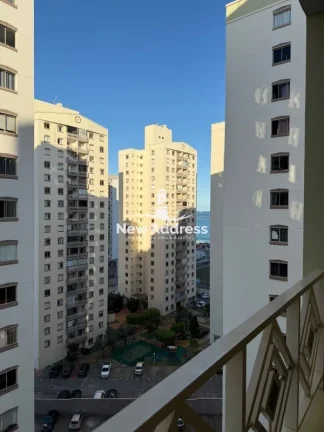 Imagem More em Itapuã: apartamento de 100 m² na 2ª quadra do mar, 3 quartos com suíte, varanda e vaga de garagem.