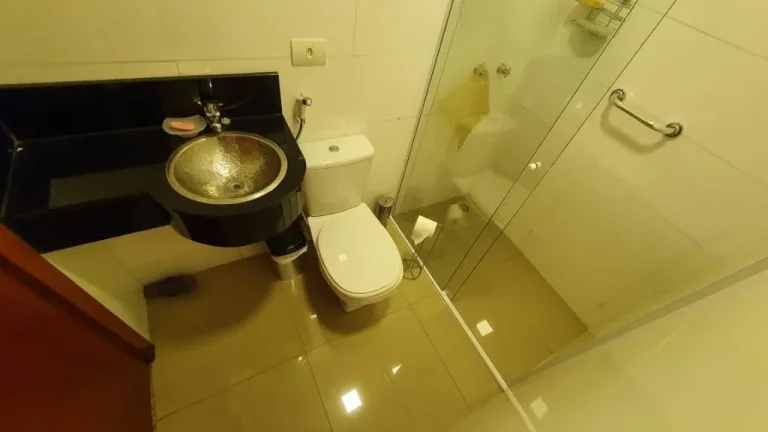 Imagem Sobrado em condomínio fechado com 404m² de terreno e 480m² de área útil contendo. No primeiro p...