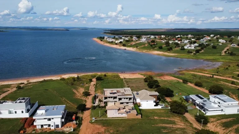 Imagem Terreno em Condomínio à Venda em Paranapanema-SP 600m² de Área no Bairro Residencial