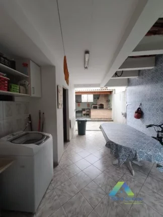 Imagem Lindo sobrado 177 metros, com excelente localização 3 dormitórios, 3 vagas, quintal espaço gourmet com ótimo valor !,