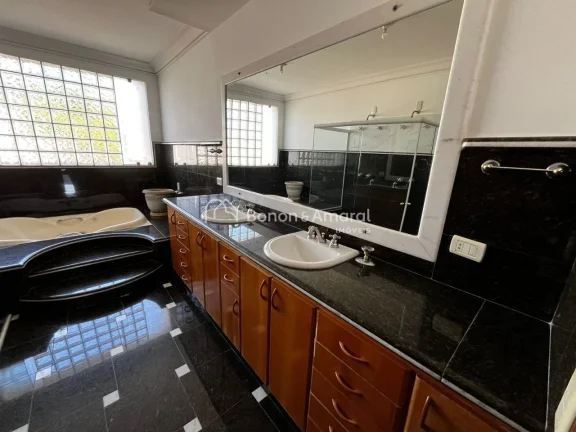 Imagem Casa de 600 m², com 3 entradas separadas (principal, sala da lareira e serviço). Com 5 suítes, se...