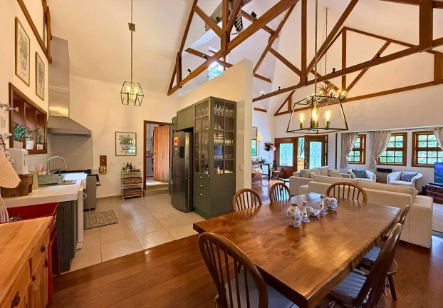 Imagem Casa de serra com lareira e jardim na Vila Inglesa | 4 dormitórios | terreno de 927 m²