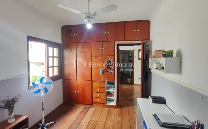 Imagem Essa espaçosa residência conta com 4 dormitórios, sendo 2 suítes, uma delas no pavimento térreo...